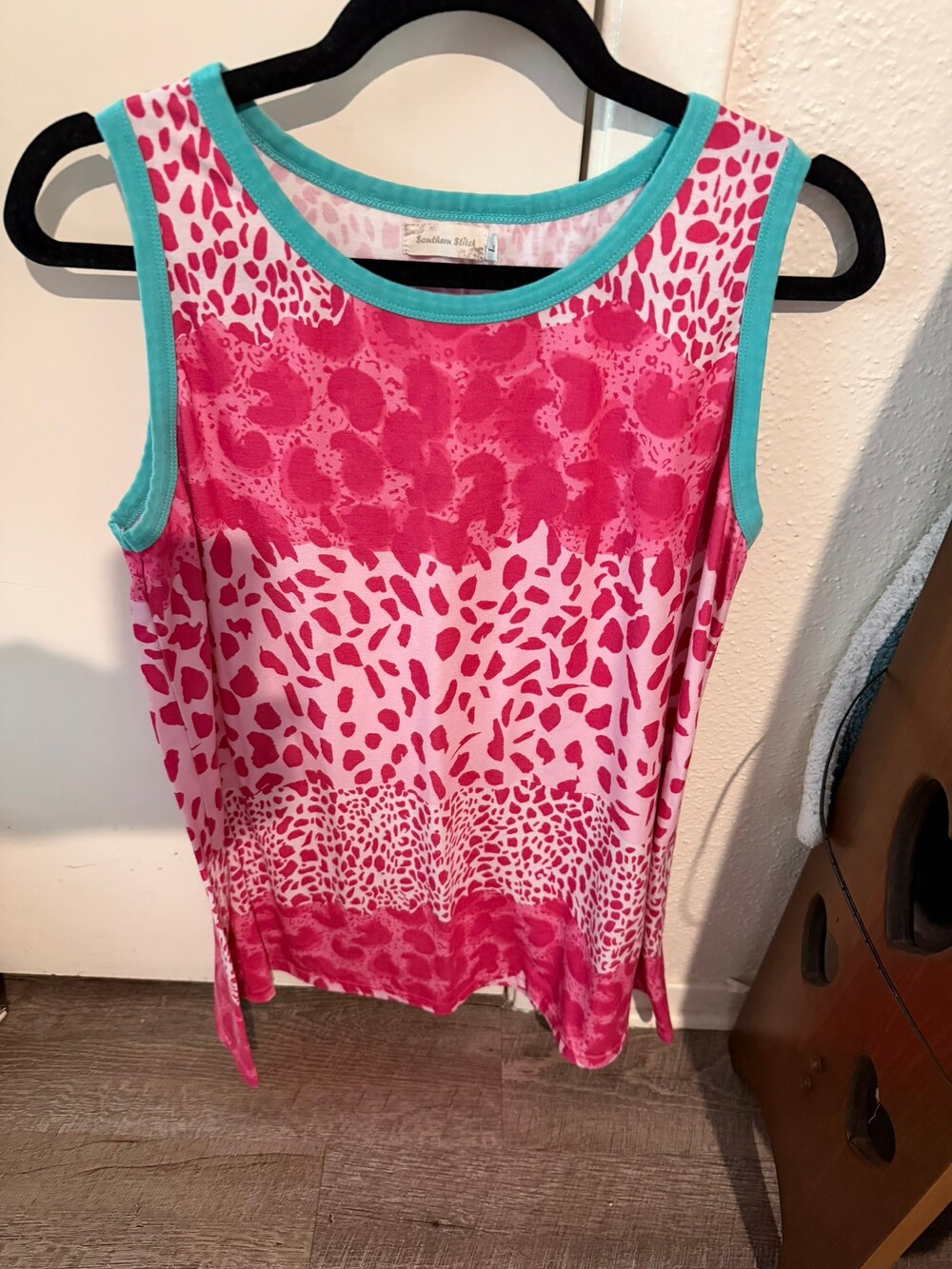 Southern Stitch Women's Large Pink Sleeveless Top with Turquoise Binding